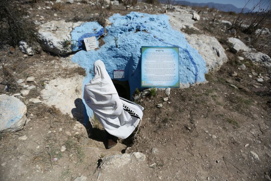 ערב סוכות: צלם "כיכר" עם המתפללים בקבר בן התנא שקבע מיהו 'גזלן'