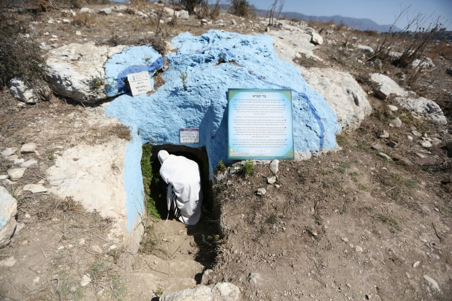 ערב סוכות: צלם "כיכר" עם המתפללים בקבר בן התנא שקבע מיהו 'גזלן'