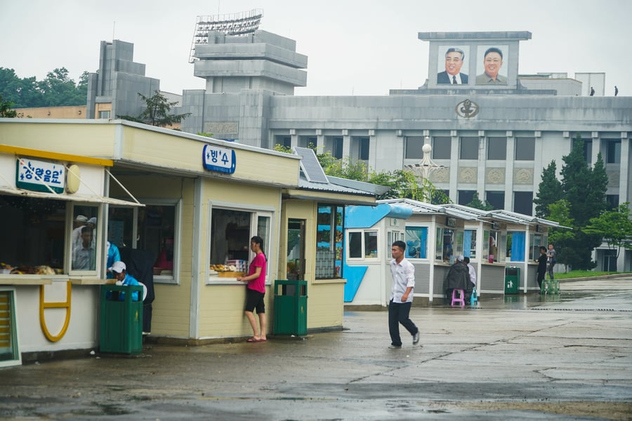הצלם החרדי ביקר בחשאי בצפון קוריאה - וחטף מכות. צפו