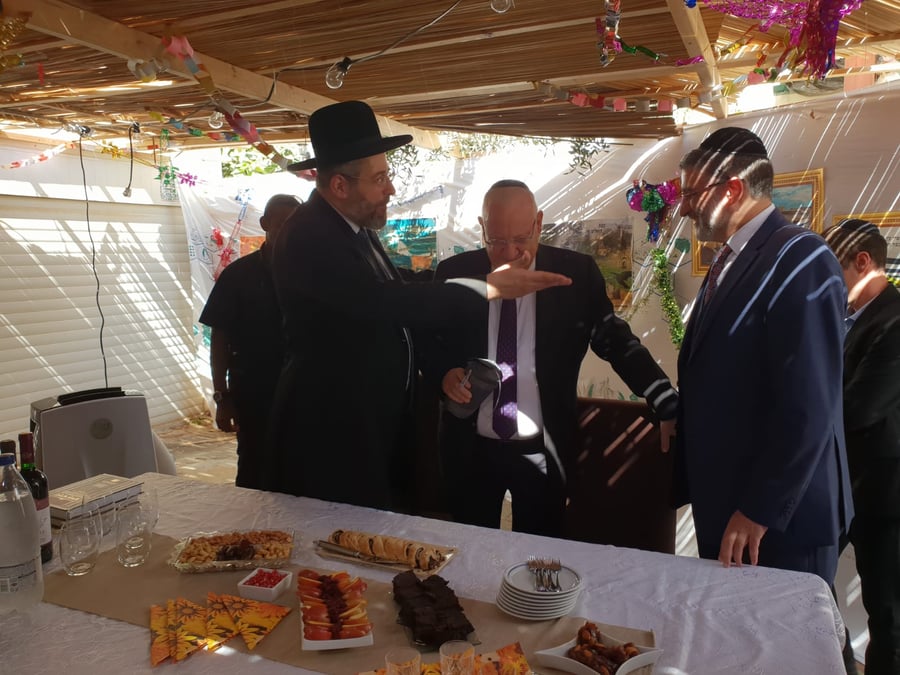 הנשיא ריבלין ביקר בסוכות הרבנים הראשיים