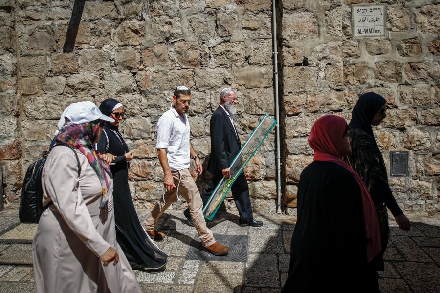 סוכות ברובע המוסלמי: יהודים עם ד' המינים
