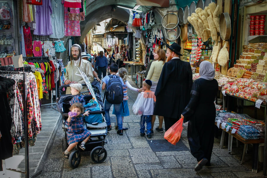 סוכות ברובע המוסלמי: יהודים עם ד' המינים