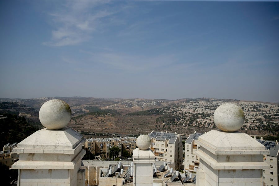 ירושלים - מגג בית המדרש של בעלזא. צפו
