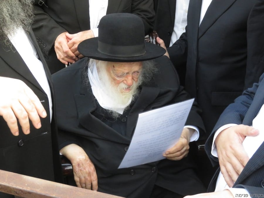 מרן שר התורה עלה לקברה של הרבנית • תיעוד