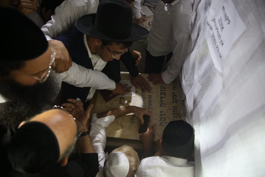 אלפים בקברו של מרן הגר"ע יוסף זצוק"ל