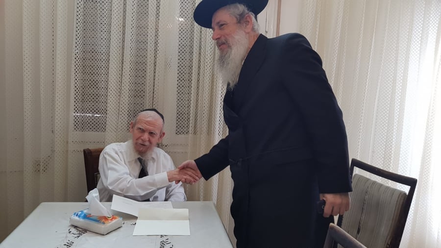 תיעוד: חנוך זייברט מזמין את הרבנים לחתונת בתו