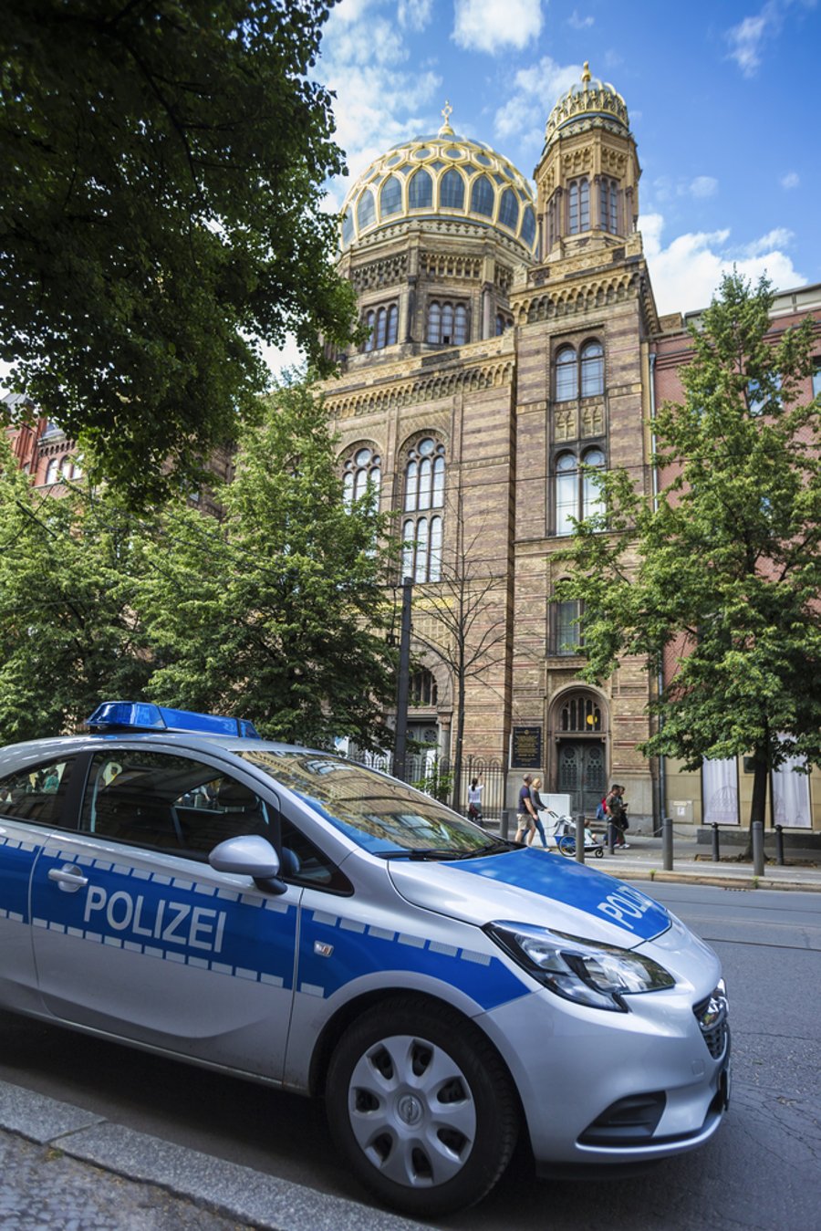 ניידת משטרה על יד בית כנסת בברלין, גרמניה