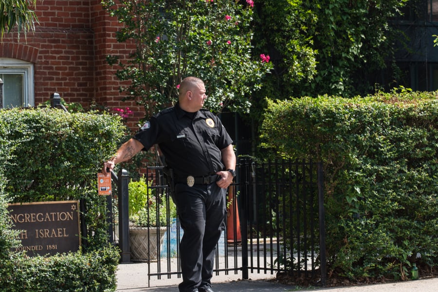 שוטר על יד בית כנסת בוירג'יניה, ארה"ב
