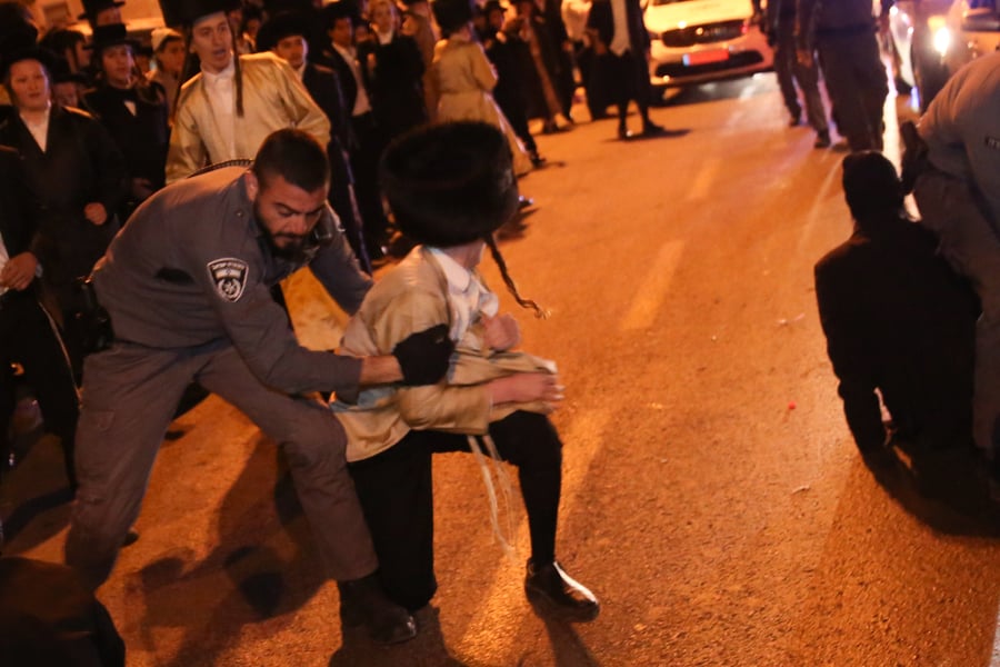 200 קיצוניים הפגינו; שוטר נפצע, 6 נעצרו
