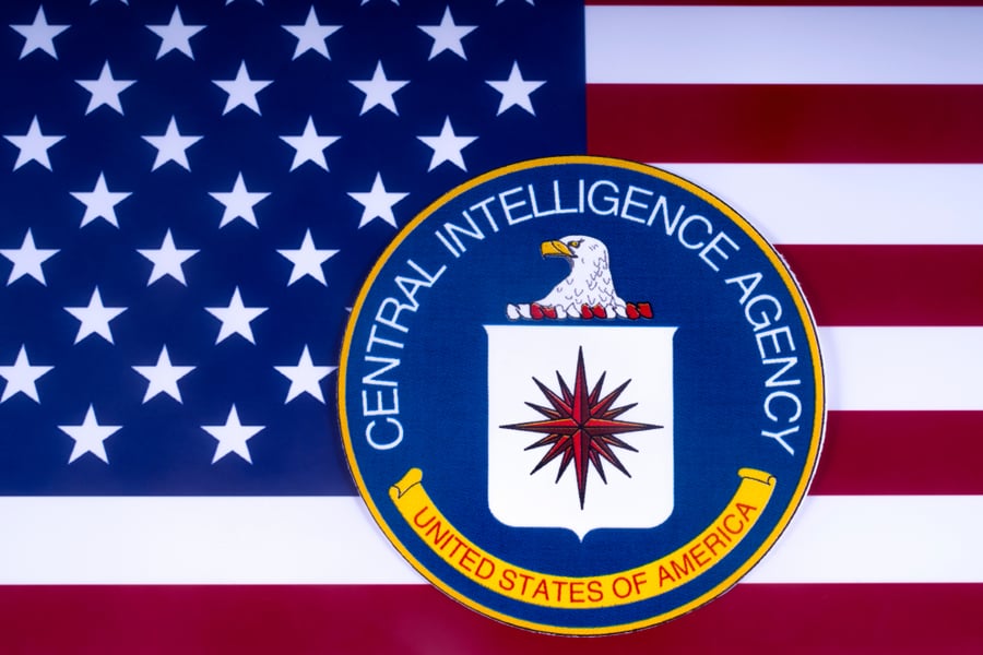 סמל ה-CIA על רקע דגל ארה"ב