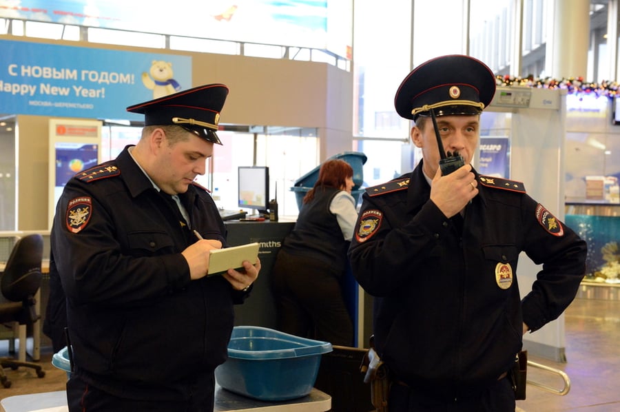 שוטרים בנמל התעופה של מוסקבה