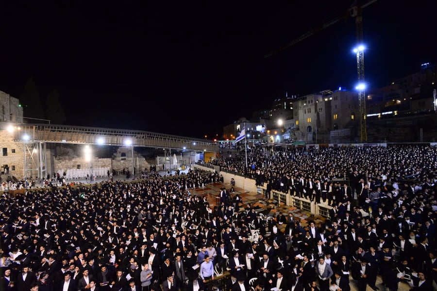 אלפים בעצרת תפילה בכותל המערבי • צפו
