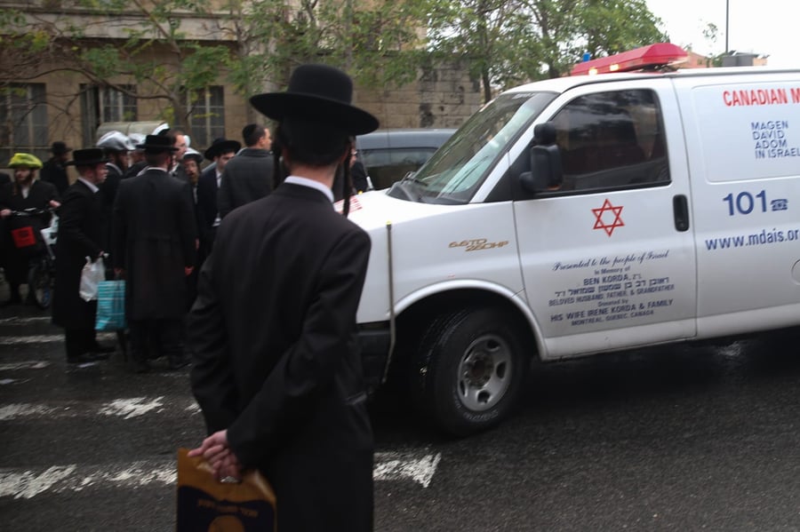 תאונה קשה: ילד נפצע בשכונת 'גאולה' בירושלים; התפללו