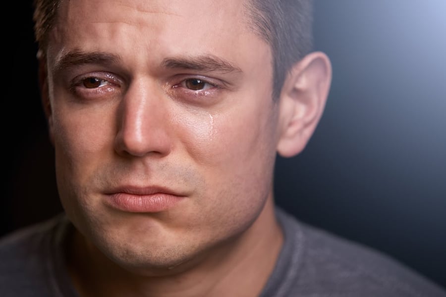 דמעות שקופות: מדוע גברים בוכים פחות מנשים?