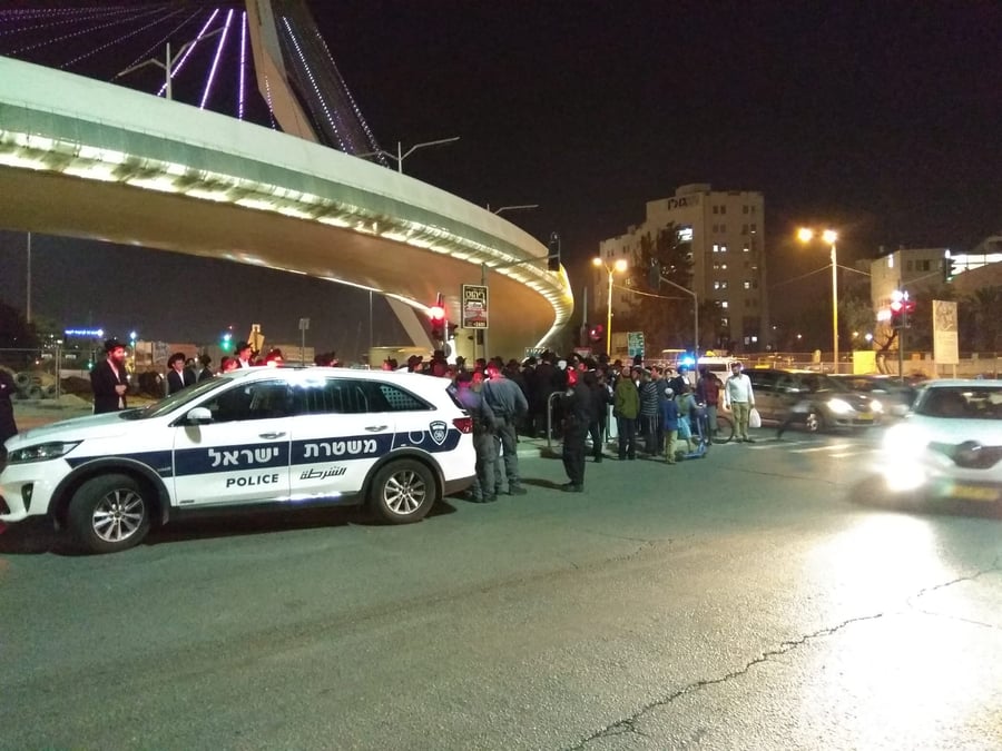 עשרות מפגינים בגשר המיתרים; 3 נעצרו
