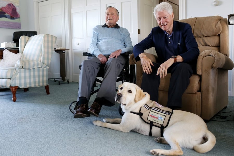 הכלב, לצד שני הנשיאים לשעבר