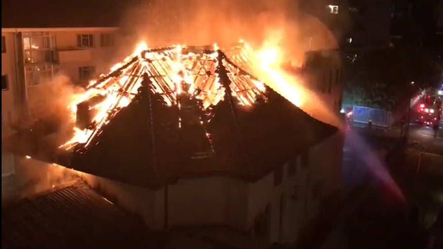 בית הכנסת עולה באש