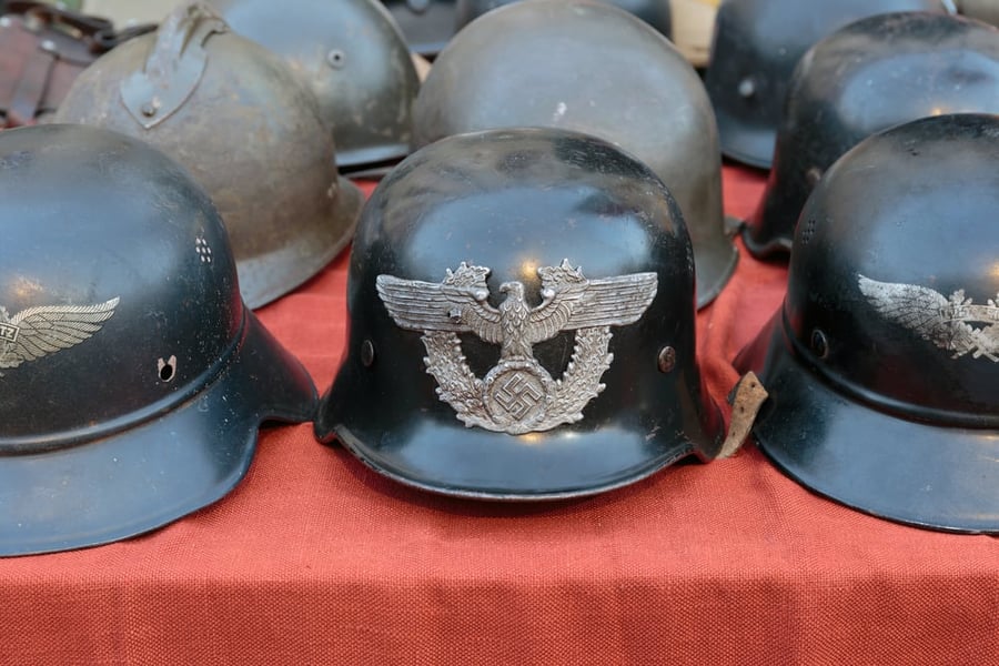 קסדות של הצבא הנאצי מוצבות למכירה