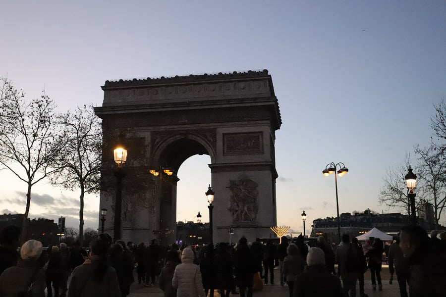 נר שמיני של חנוכה בשער הניצחון בפריז • תיעוד