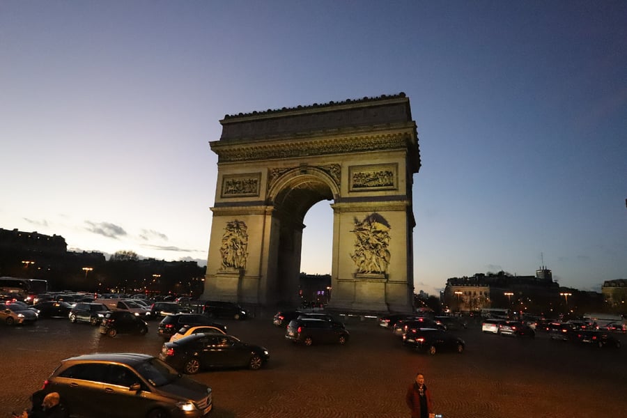נר שמיני של חנוכה בשער הניצחון בפריז • תיעוד