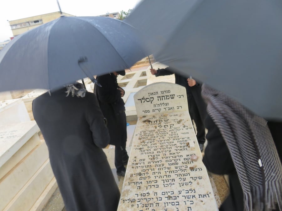 אנשי 'הפלג' במודיעין עילית התפללו על קבר אביו של רב העיר