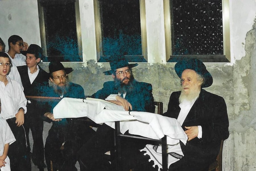 הגר"ש אוירבך זצ"ל בחנוכת בית הכנסת, לצדו הגר"מ קסלר והגר"י אייזנבאך