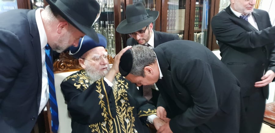 אלברטו כוכב קבע את המזוזה בבית הכנסת של הראשון לציון