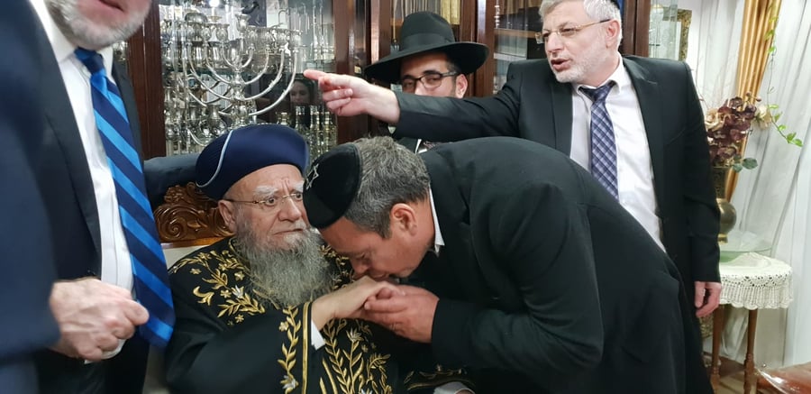 אלברטו כוכב קבע את המזוזה בבית הכנסת של הראשון לציון