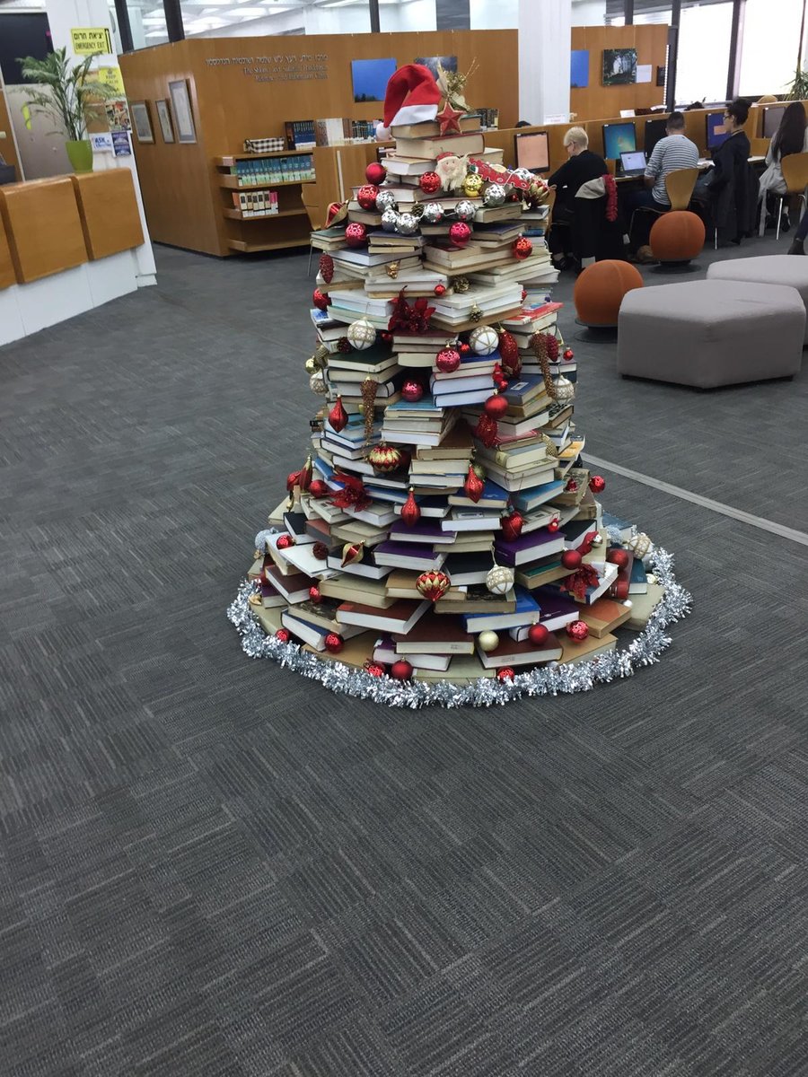 עץ האשוח שהוצב בספרית אוניברסיטת תל אביב