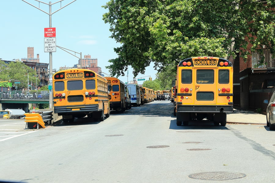 אוטובוסים להסעת תלמידים חרדים בברוקלין