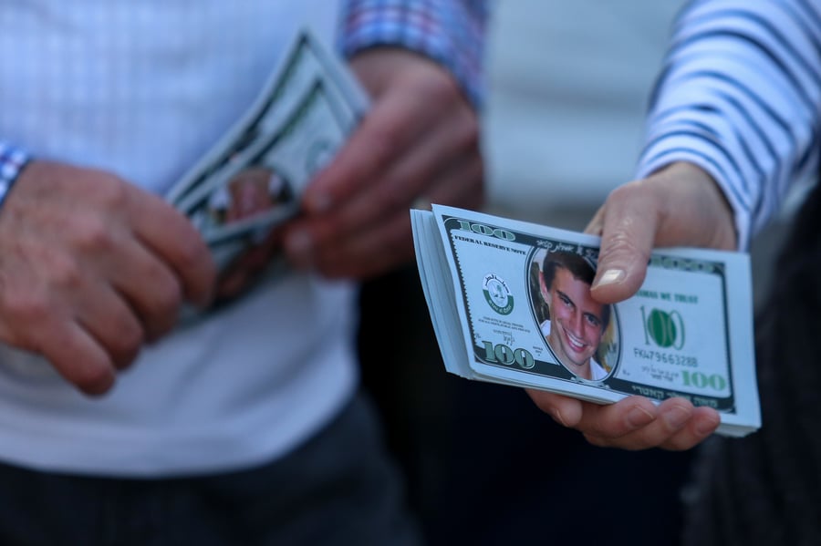 הגולדינים הפגינו בי-ם: לא נותנים מזומנים"