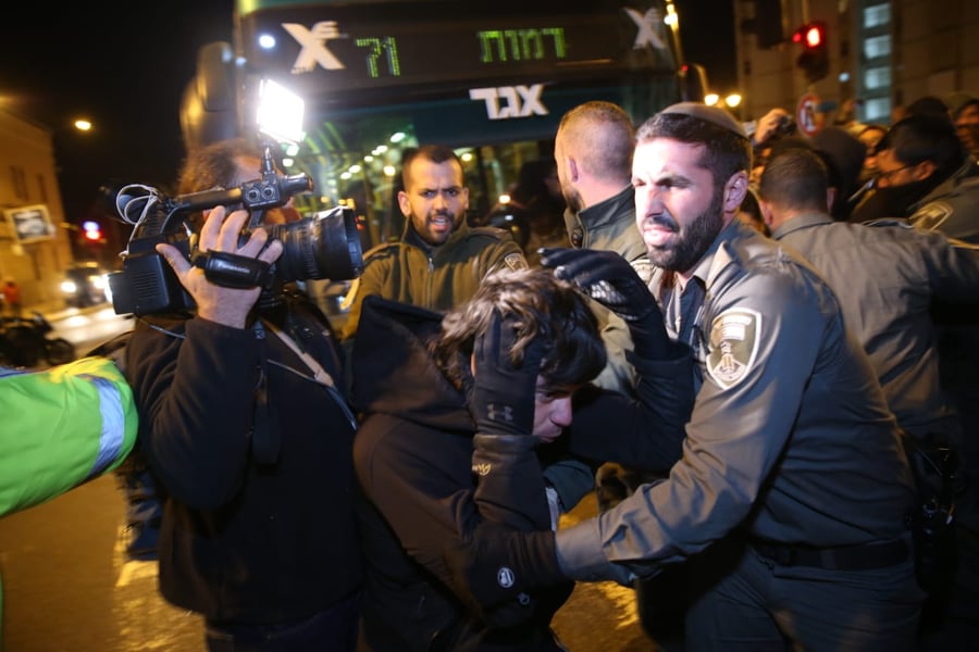 עימותים בין מפגינים לשוטרים בסמוך לבית ראש הממשלה