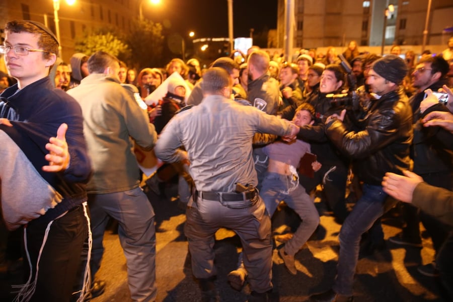 עימותים בין מפגינים לשוטרים בסמוך לבית ראש הממשלה