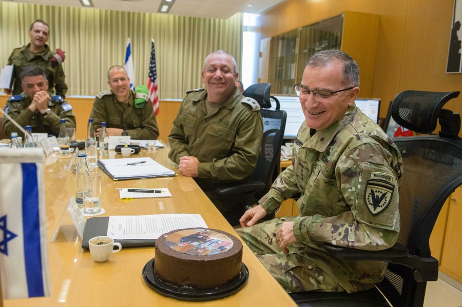 מפקד יוקו"ם ונאט"ו, גנרל קרטיס סקפרוטי מקבל עוגת יום הולדת במהלך ביקור בלשכת הרמטכ"ל