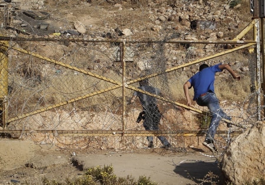 אילוסטרציה, פלסטיני חוצה את גדר ההפרדה