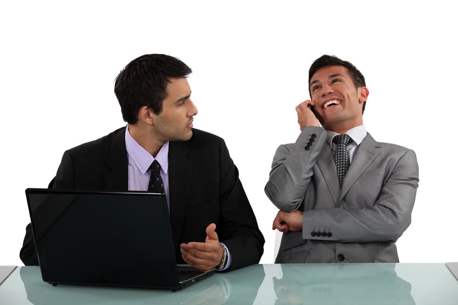 6 דרכים להתמודד עם עמית לעבודה שאינו מפסיק לדבר
