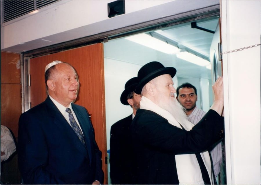 הרב שלום משאש קובע מזוזה בכנסת עם יושב ראש הכנסת דן תיכון