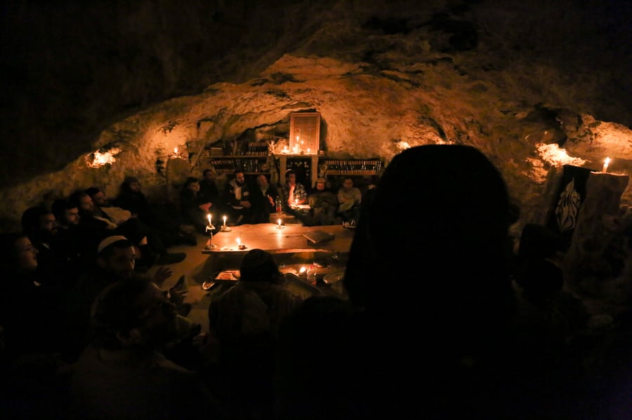 חבורת לומדי הזוהר במערה • גלריה מיוחדת