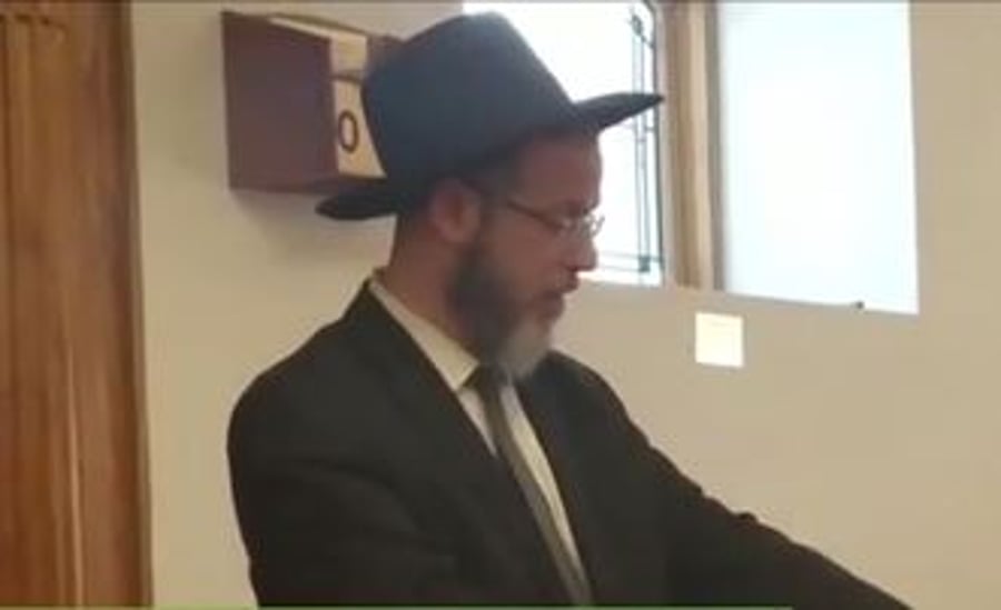 הרב זיסו בבית הכנסת שבראשותו