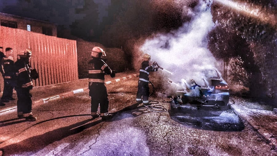 הלילה  בבית שמש: שני רכבים נשרפו כליל