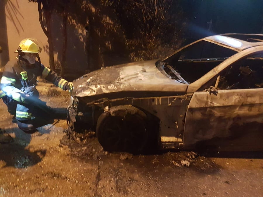 הלילה  בבית שמש: שני רכבים נשרפו כליל