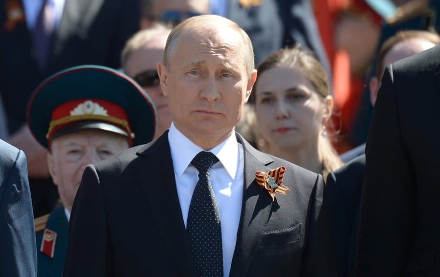 פוטין לוקח צעד קדימה בשליטה על רוסיה