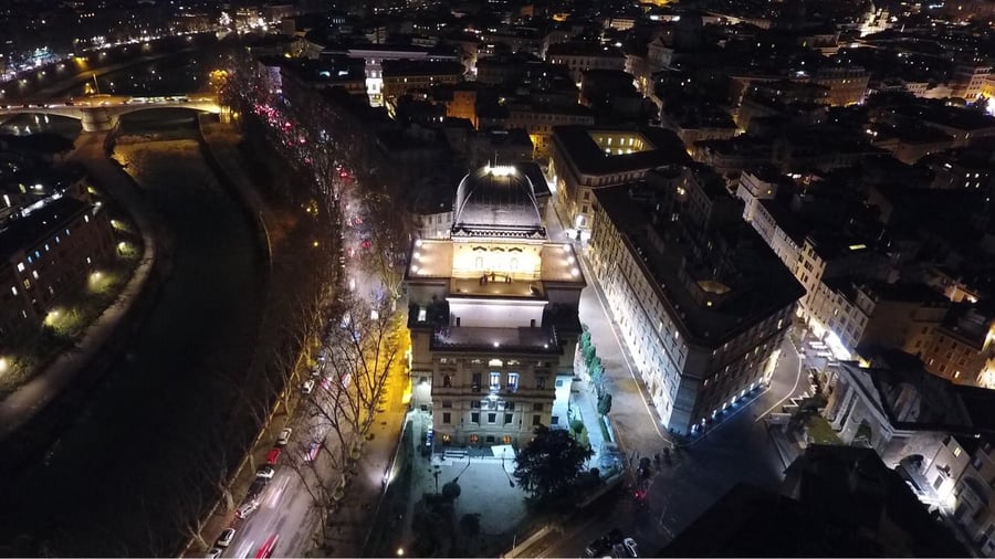 רומא: בית הכנסת הגדול הואר באור מיוחד