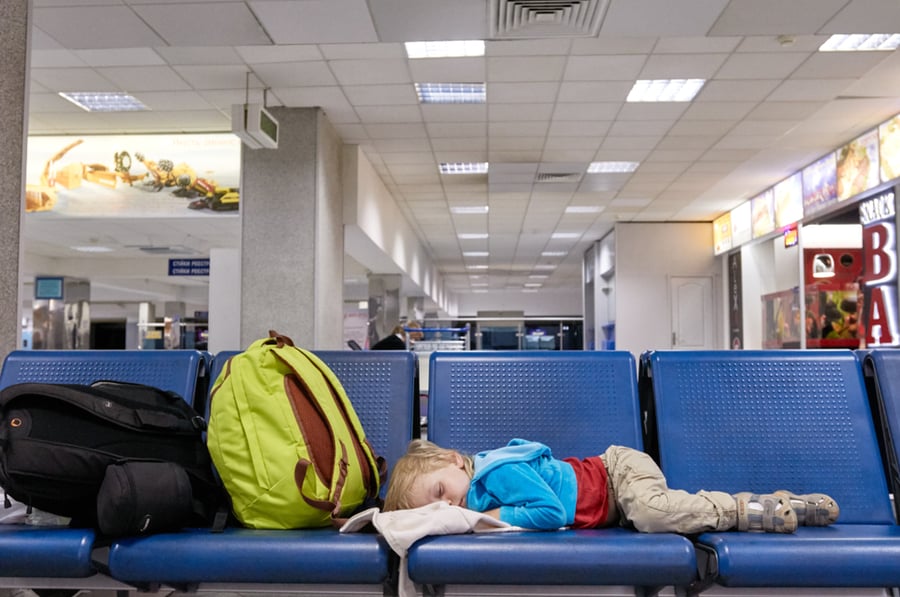 תינוק נרדם בנמל התעופה בקייב