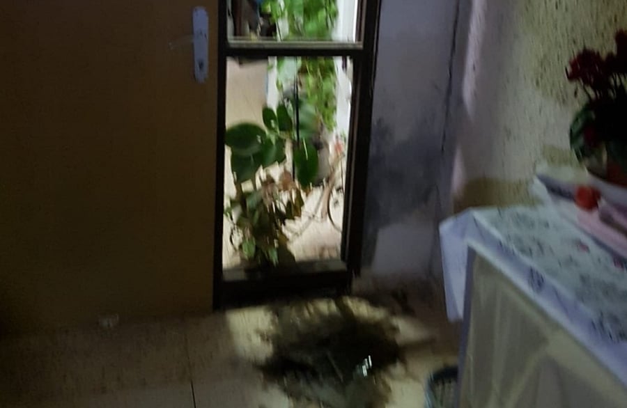זירת הפיצוץ בכניסה לבית