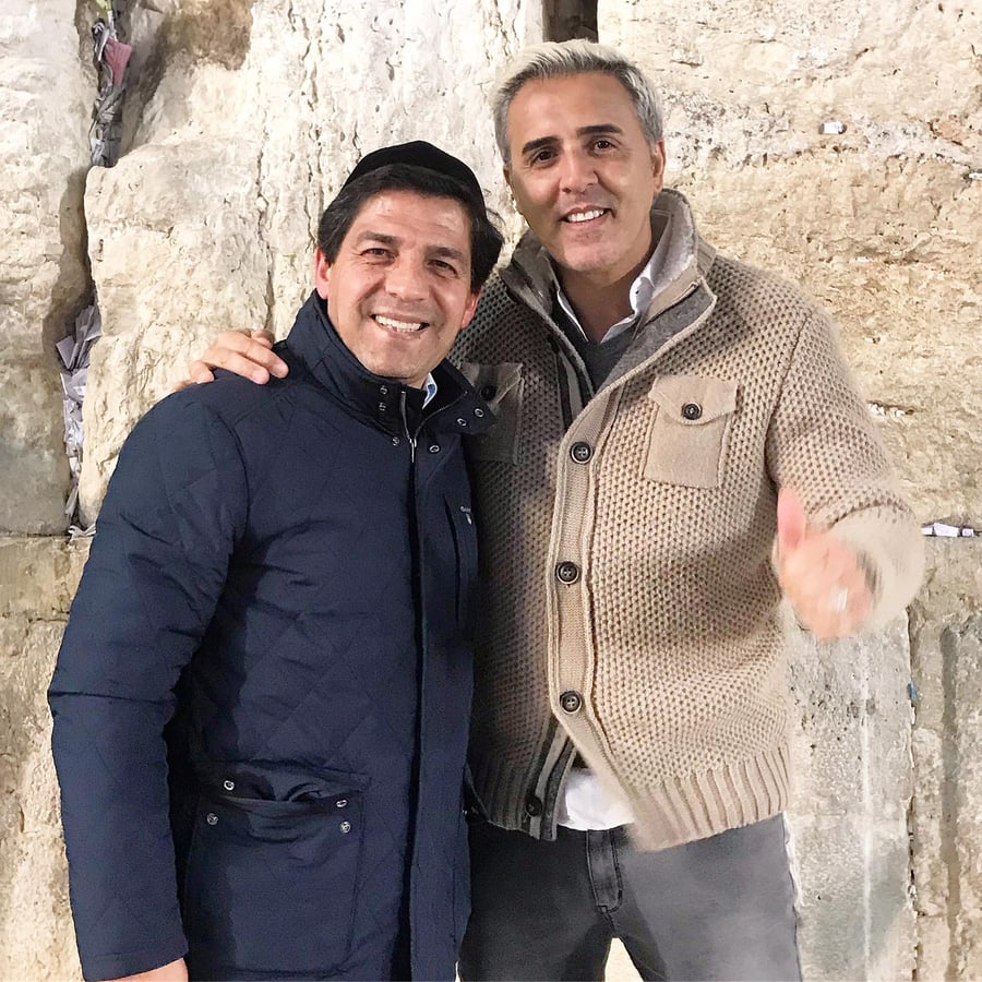 צפו: הזמר הישראלי קובי פרץ בתפילה בכותל