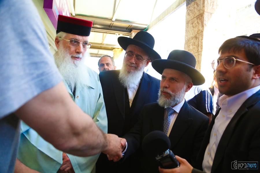 בטיילת בטבריה; הרבנים הפתיעו את ראש העיר רון קובי