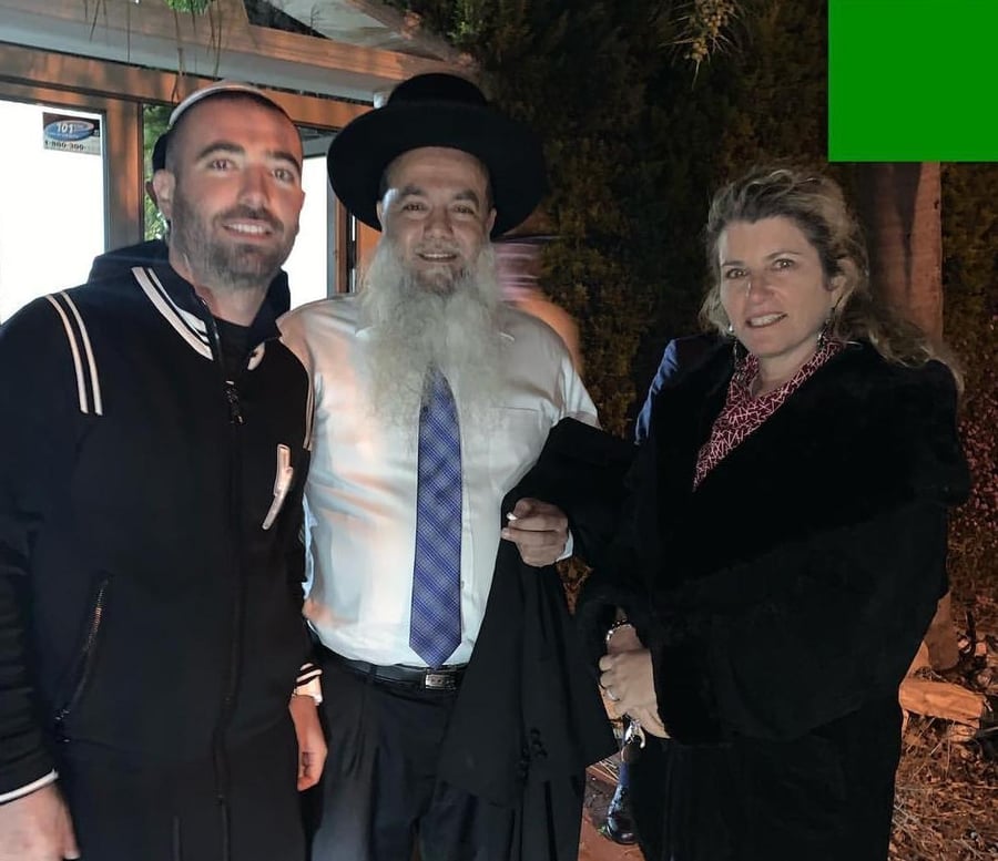 הרב יגאל כהן עם עומר אדם ואמו