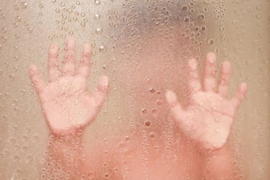 ילד במקלחת, אילוסטרציה