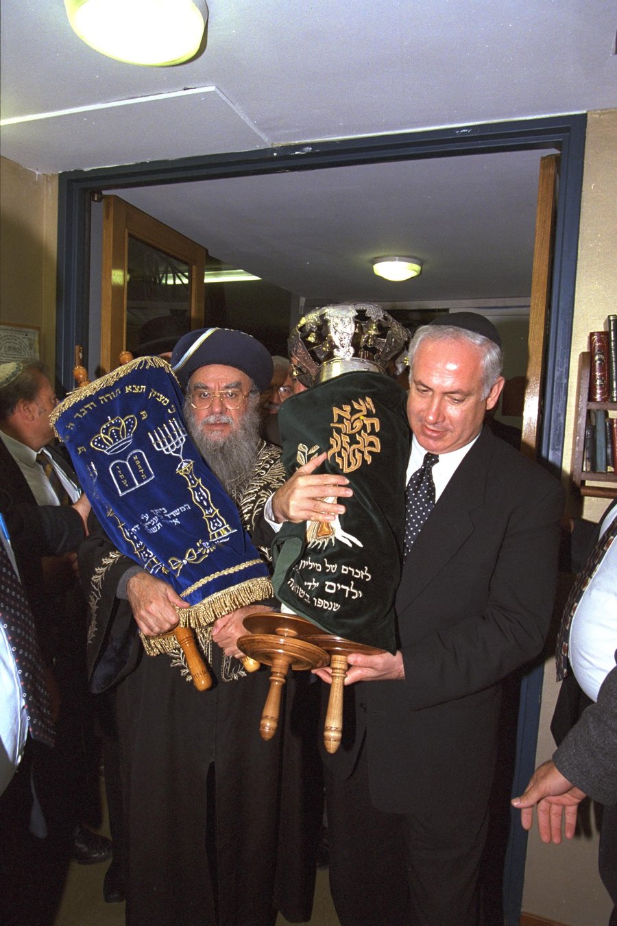ראש הממשלה נתניהו והראשל"צ הרב אליהו בקשי דורון, בהכנסת ספר תורה לבית הכנסת במשכן ב-1997